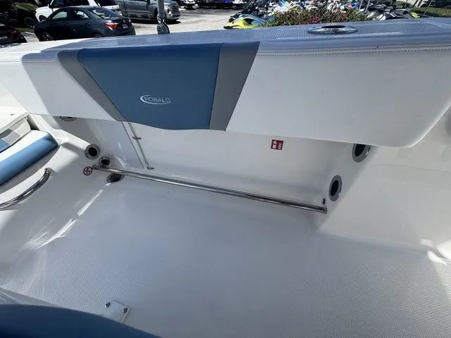 Slide: The Image of Robalo R200 Center Console 2026 - 32