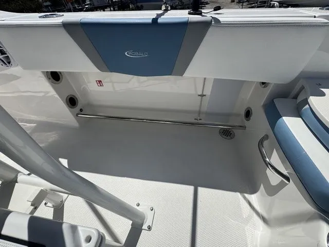 Slide: The Image of Robalo R200 Center Console 2026 - 33