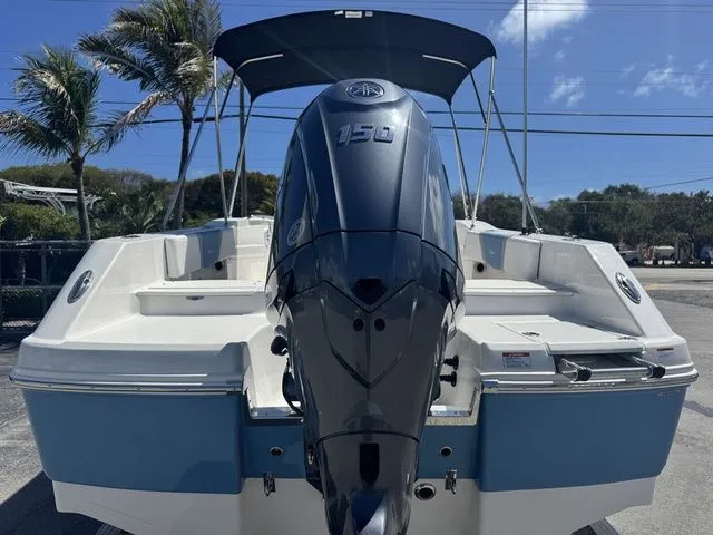 Slide: The Image of Robalo R200 Center Console 2026 - 5