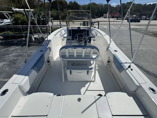 Slide: The Image of Robalo R200 Center Console 2026 - 7