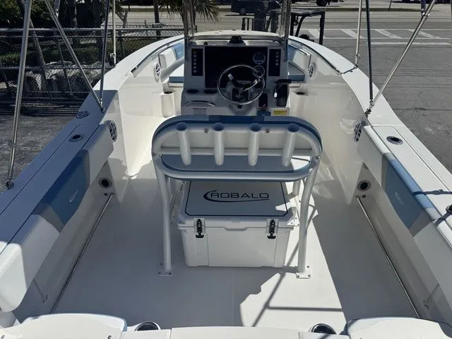 Slide: The Image of Robalo R200 Center Console 2026 - 8