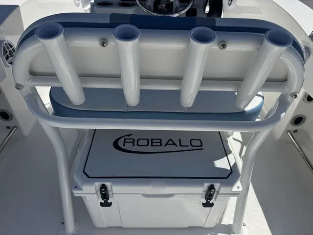 Slide: The Image of Robalo R200 Center Console 2026 - 9
