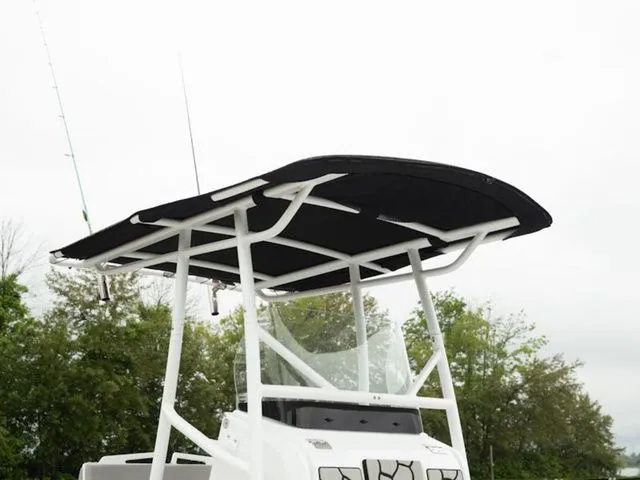 Slide: The Image of Wellcraft Fisherman 202 2026 - 10