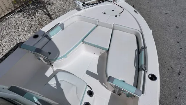 Slide: The Image of Robalo 206 Cayman 2023 - 16
