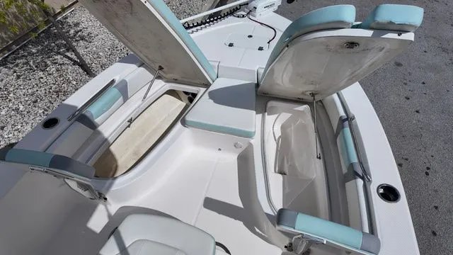 Slide: The Image of Robalo 206 Cayman 2023 - 17