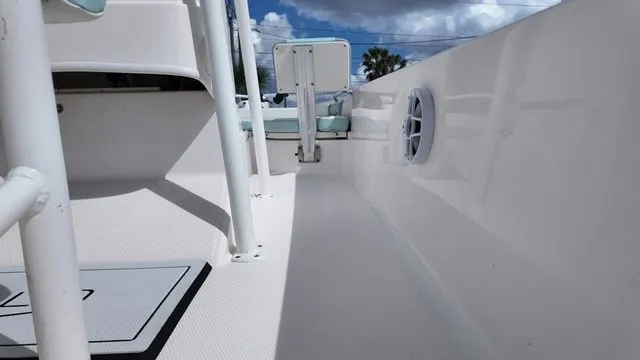 Slide: The Image of Robalo 206 Cayman 2023 - 24