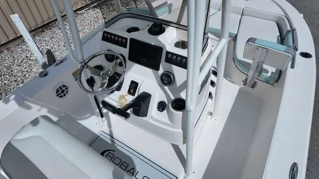 Slide: The Image of Robalo 206 Cayman 2023 - 25
