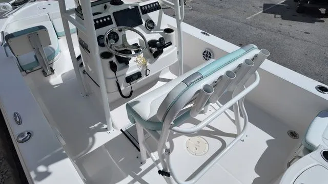 Slide: The Image of Robalo 206 Cayman 2023 - 31