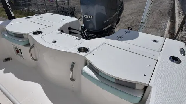 Slide: The Image of Robalo 206 Cayman 2023 - 36