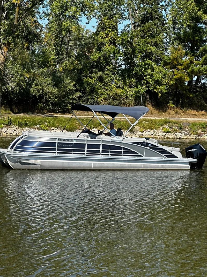 The Image of 2021 Bennington 25 QSB pontoon boat on calm river. - 0