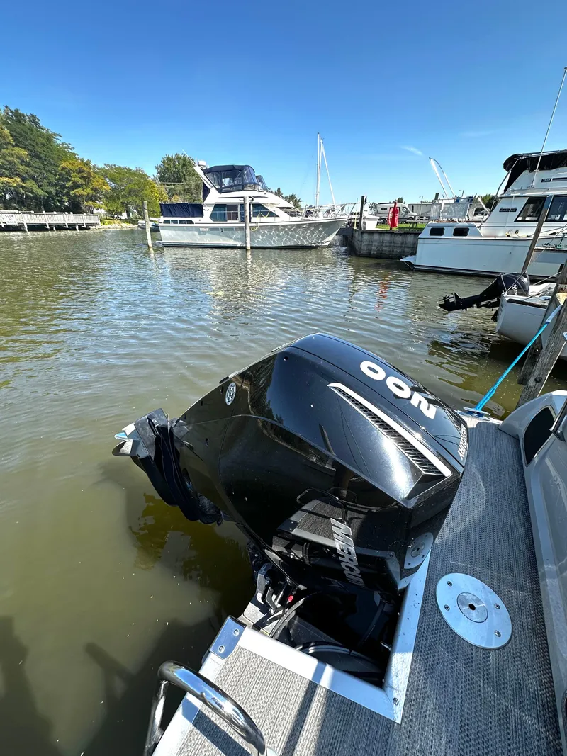 Slide: The Image of 2021 Bennington 25 QSB with outboard motor in harbor. - 10