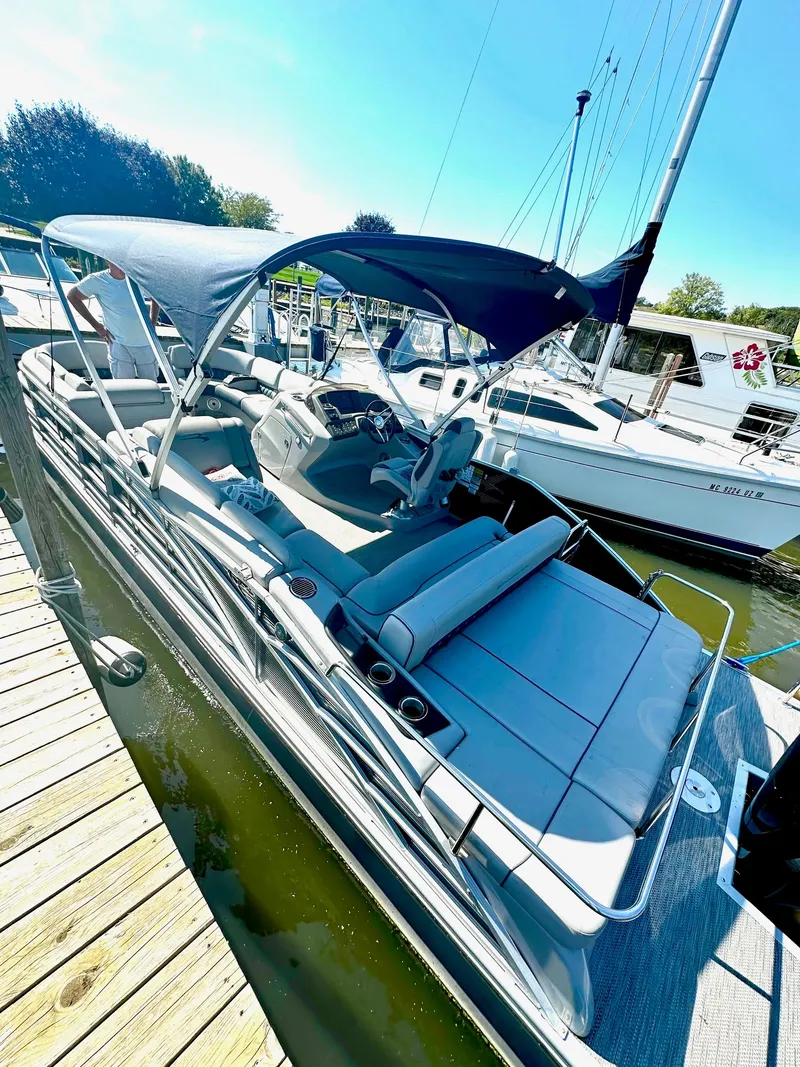 Slide: The Image of 2021 Bennington 25 QSB pontoon boat docked. - 3