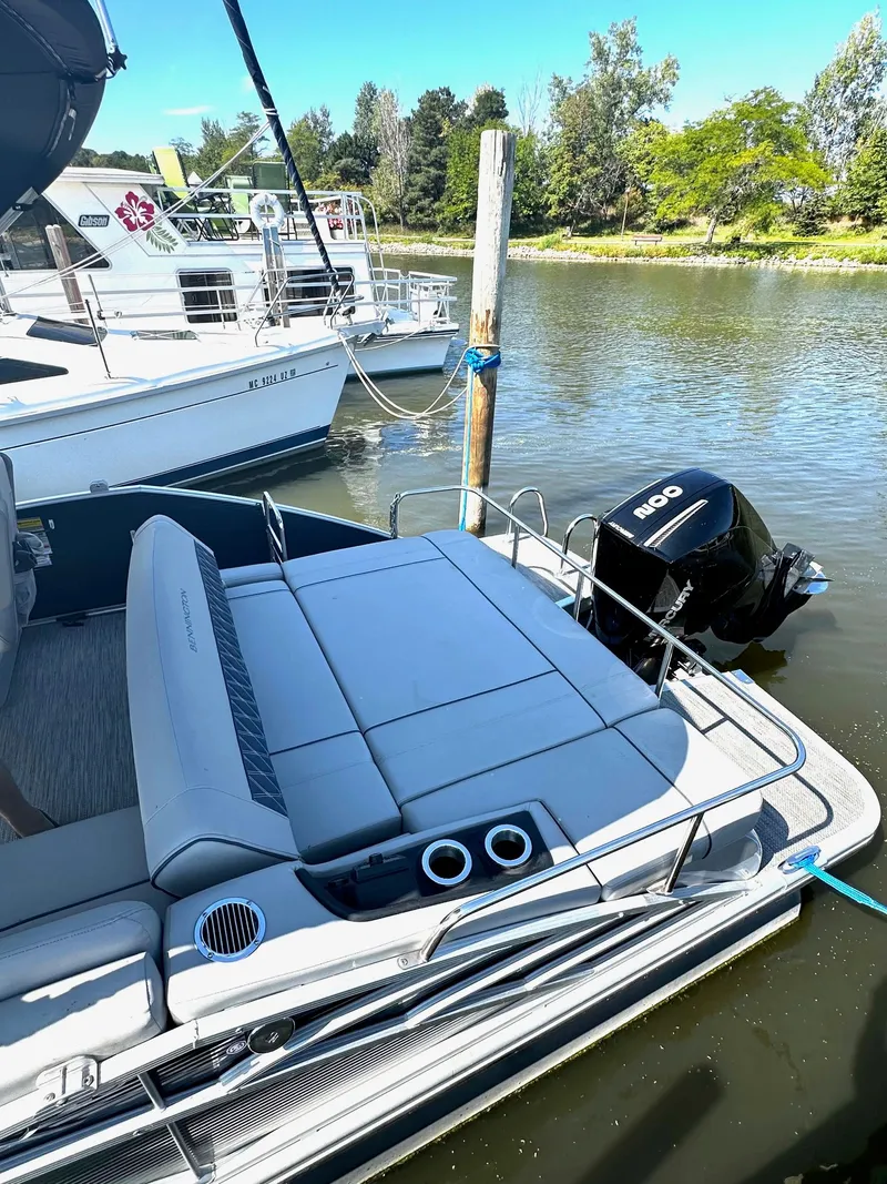 Slide: The Image of Bennington 25 QSB 2021 pontoon boat docked with outboard motor. - 4
