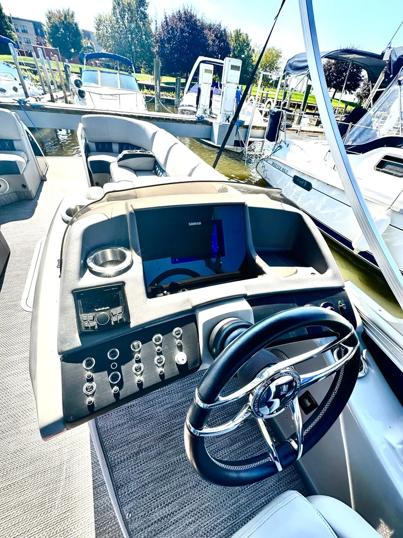 Slide: The Image of Interior view of 2021 Bennington 25 QSB boat at dock. - 6