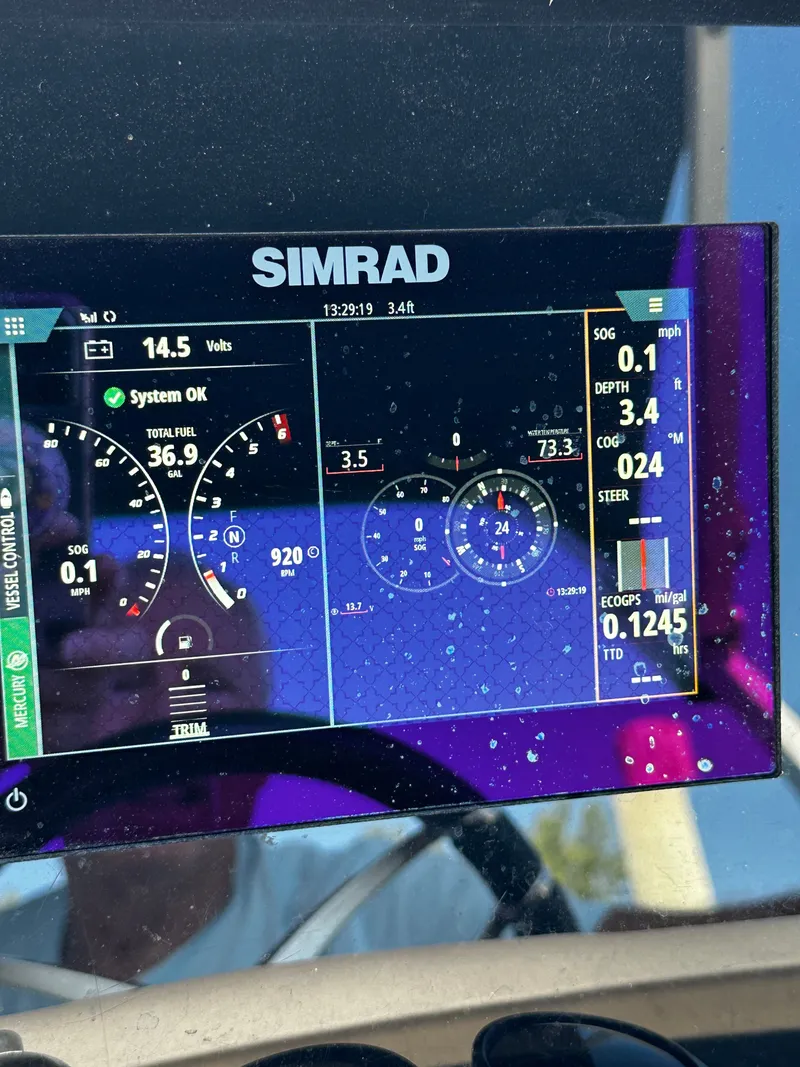 Slide: The Image of Simrad display on Bennington 25 QSB boat, 2021 model. - 7