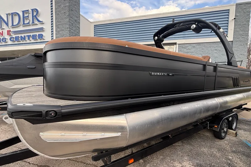 The Image of 2026 Viaggio Diamante U 26 pontoon boat displayed at a marine center. - 0