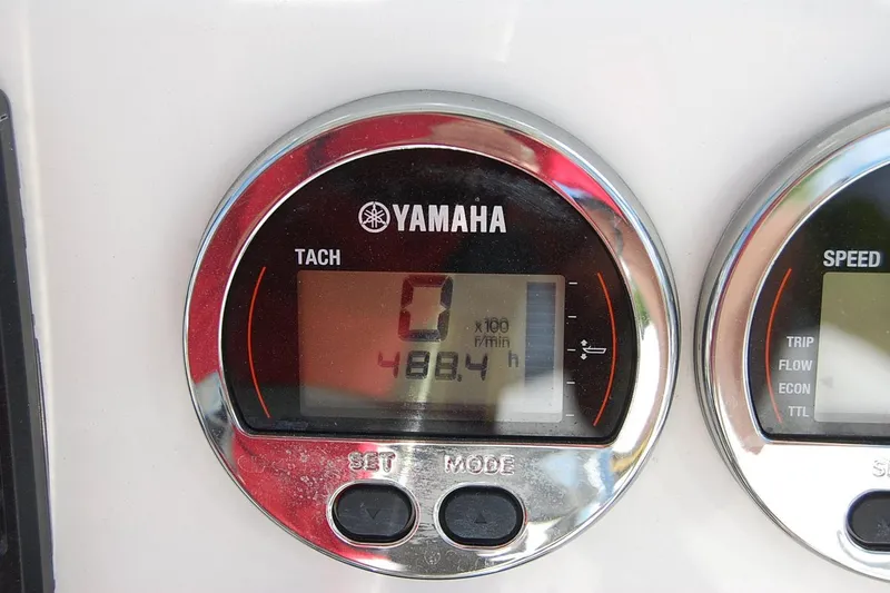Slide: The Image of Yamaha tachometer on 2019 Robalo 226 Cayman, displaying 488.4 hours. - 14