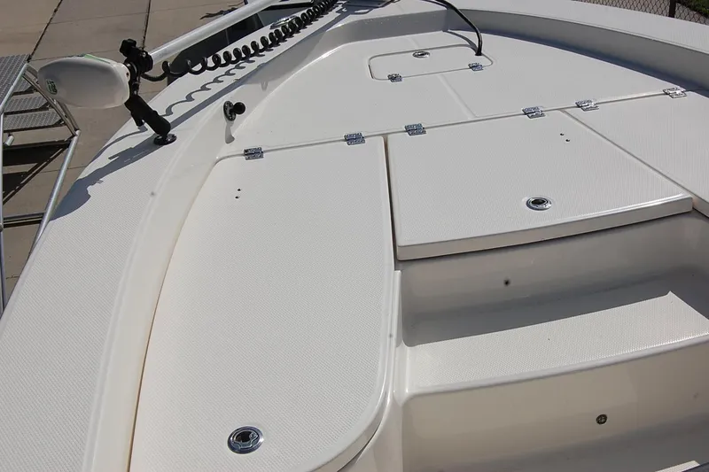Slide: The Image of 2019 Robalo 226 Cayman boat deck with storage compartments and trolling motor. - 16