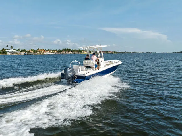Slide: The Image of Robalo 226 Cayman 2019 - 29