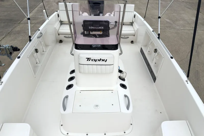 Slide: The Image of 2022 Bayliner Trophy T21Bay boat interior with seating and console. - 8