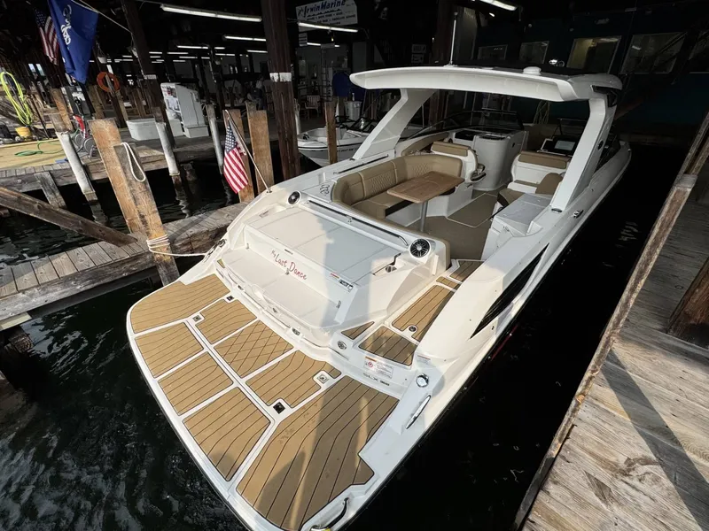 Slide: The Image of Sea Ray 350 SLX 2024 - 4