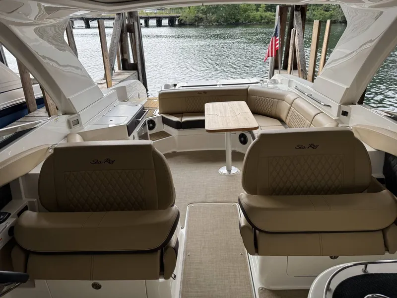 Slide: The Image of Sea Ray 350 SLX 2024 - 6