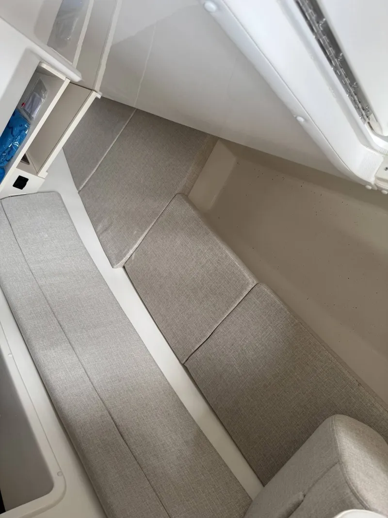 Slide: The Image of Sea Ray 350 SLX 2024 - 7