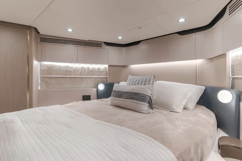 Slide: The Image of Azimut Fly 60 2020 - 55