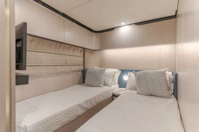 Slide: The Image of Azimut Fly 60 2020 - 60