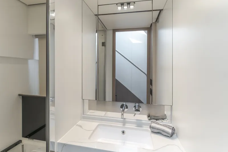 Slide: The Image of Azimut Fly 60 2020 - 62