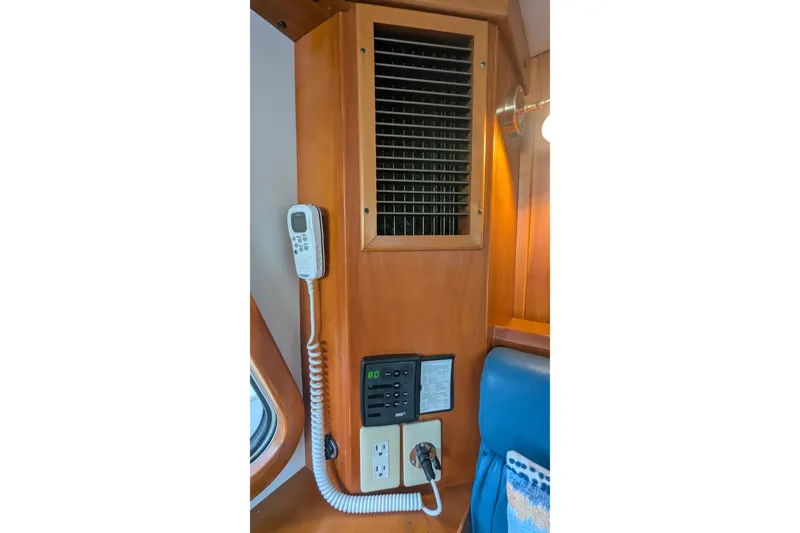 Slide: The Image of 2005 Kadey-Krogen Pilothouse interior with control panel and communication device. - 121