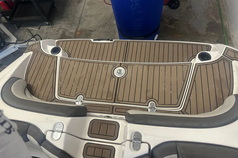 Slide: The Image of Yamaha AR190 2020 boat rear with wooden deck. - 5