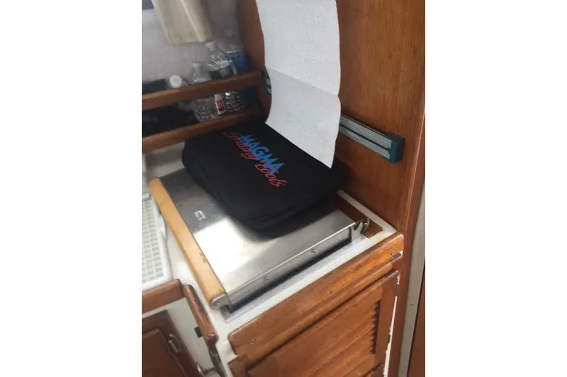 Slide: The Image of Interior of 2007 Ranger Tugs R-25 SC with Magma cooking equipment. - 32