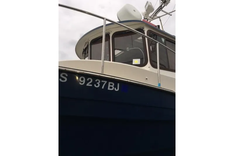 Slide: The Image of 2007 Ranger Tugs R-25 SC boat, close-up view of cabin and registration number. - 36