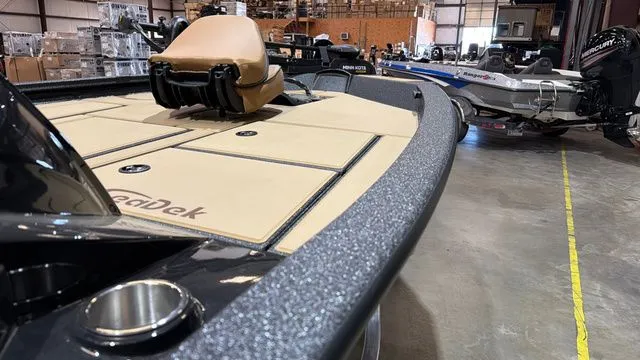 Slide: The Image of Xpress H18 W/Yamaha 115 "SHO" 2026 - 13