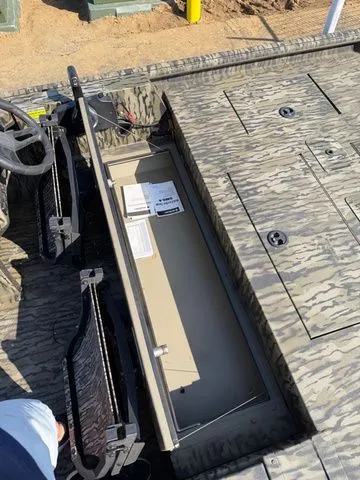 Slide: The Image of SeaArk Shadow 19V 2024 - 12