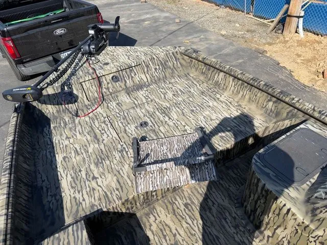 Slide: The Image of SeaArk Shadow 19V 2024 - 7