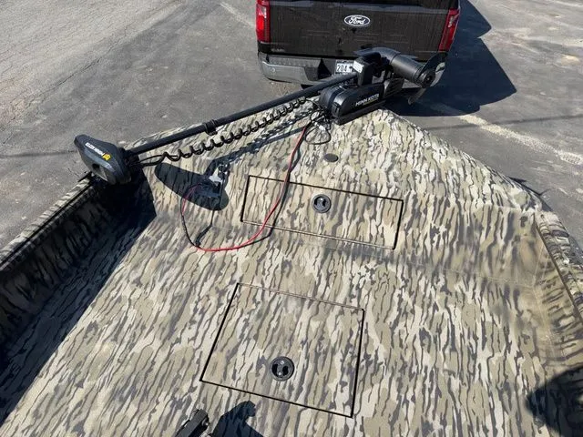 Slide: The Image of SeaArk Shadow 19V 2024 - 8