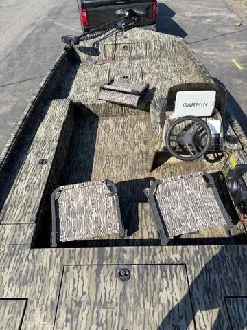 Slide: The Image of SeaArk Shadow 19V 2024 - 9