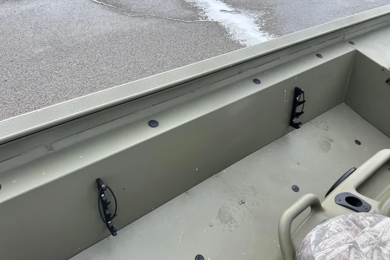 Slide: The Image of Interior view of 2021 Tracker Grizzly 1860 CC boat. - 22