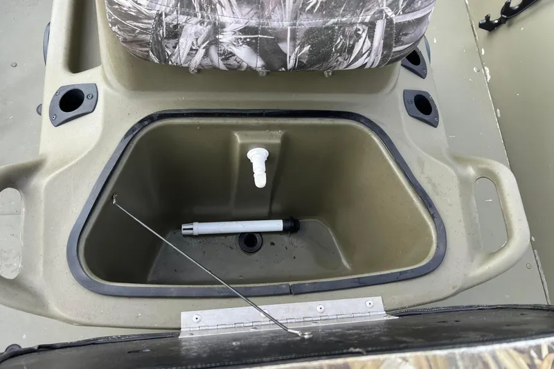 Slide: The Image of Tracker Grizzly 1860 CC 2021 boat with storage compartment and seat. - 24