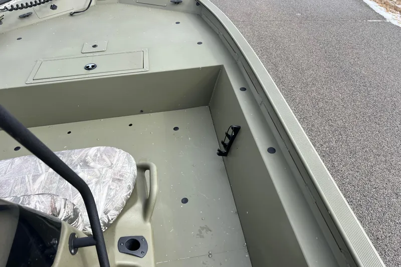 Slide: The Image of Interior of a 2021 Tracker Grizzly 1860 CC boat. - 33