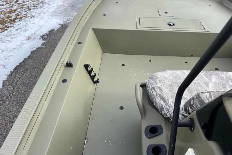 Slide: The Image of Interior view of a 2021 Tracker Grizzly 1860 CC boat. - 34