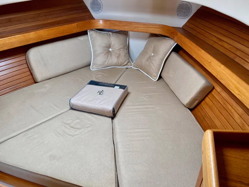 Slide: The Image of Interior of 2000 Mainship Pilot 34 yacht. - 27