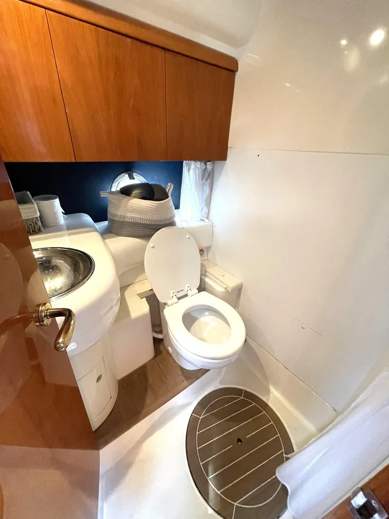 Slide: The Image of Bathroom of 2004 Cranchi Endurance 41 yacht. - 9