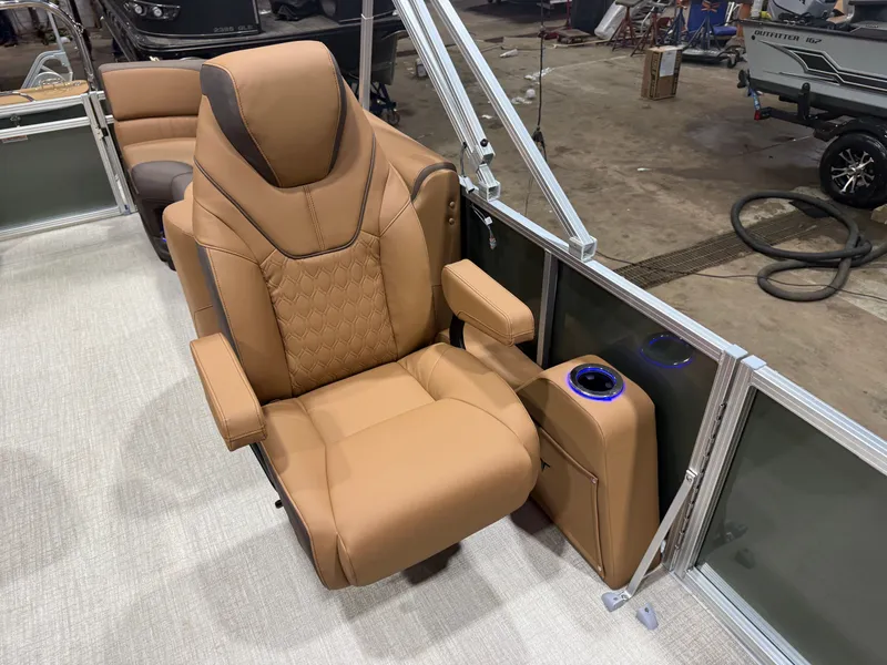 Slide: The Image of Tahoe LTZ 2385 Quad Lounge Tritoon & Honda 4-Stroke EFI 2026 - 10