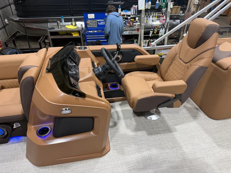 Slide: The Image of Tahoe LTZ 2385 Quad Lounge Tritoon & Honda 4-Stroke EFI 2026 - 11