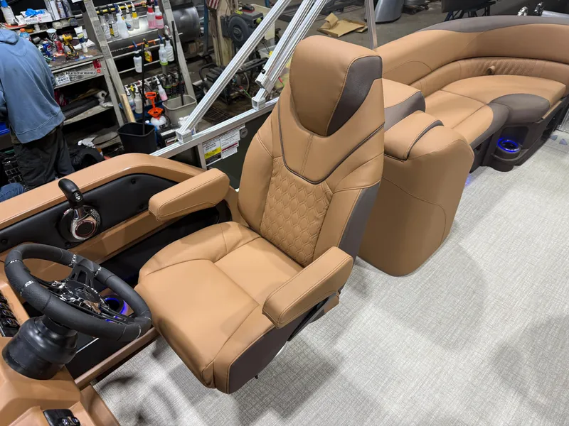 Slide: The Image of Tahoe LTZ 2385 Quad Lounge Tritoon & Honda 4-Stroke EFI 2026 - 12