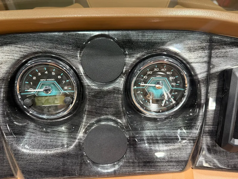 Slide: The Image of Tahoe LTZ 2385 Quad Lounge Tritoon & Honda 4-Stroke EFI 2026 - 15