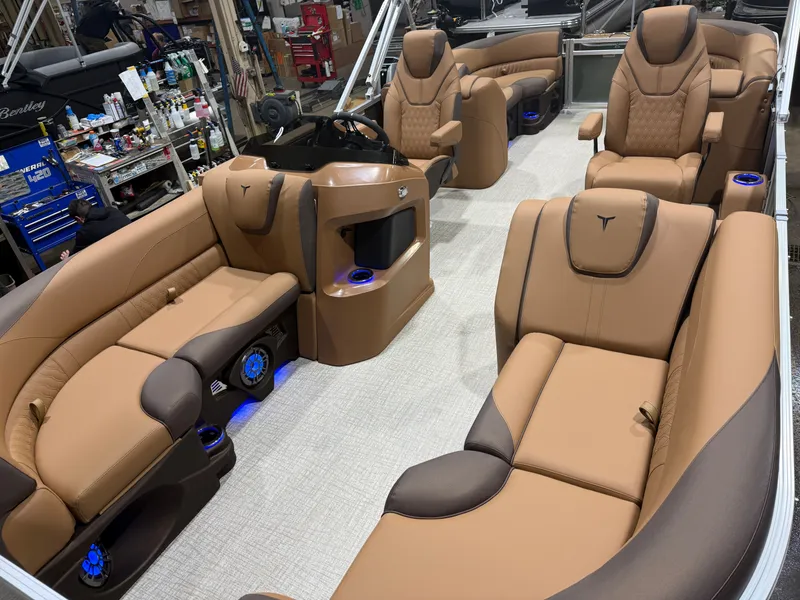 Slide: The Image of Tahoe LTZ 2385 Quad Lounge Tritoon & Honda 4-Stroke EFI 2026 - 31